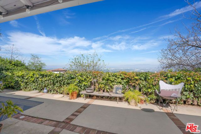 15739 Mulholland Place, Los Angeles, CA 90049