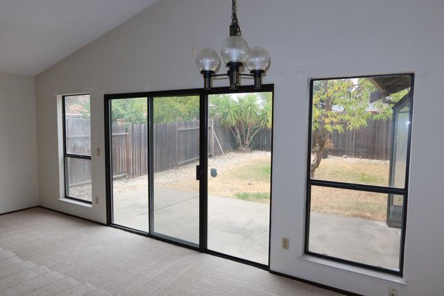 8609 Tiogawoods Dr, Sacramento, CA 95828
