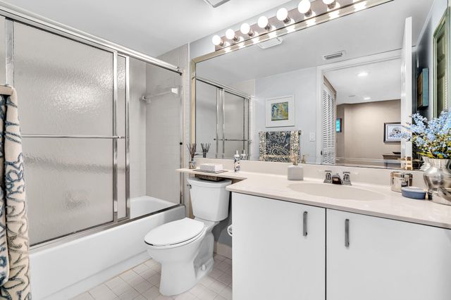 7512 N Devon Dr 210, Tamarac, FL 33321