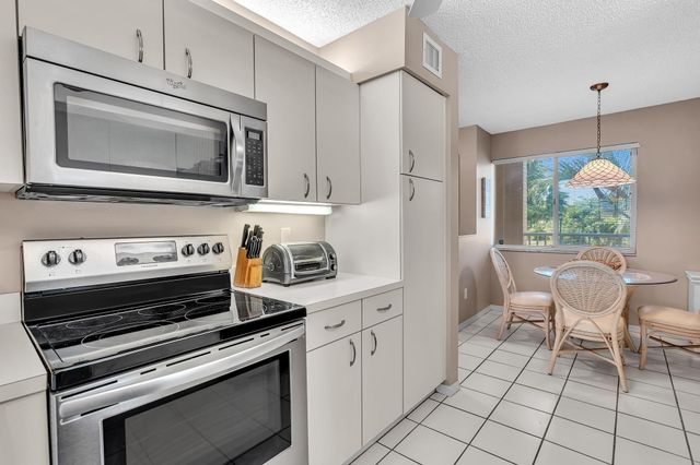 7512 N Devon Dr 210, Tamarac, FL 33321