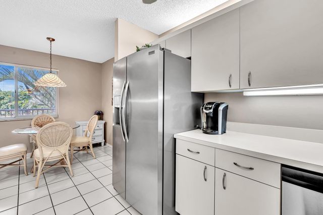 7512 N Devon Dr 210, Tamarac, FL 33321