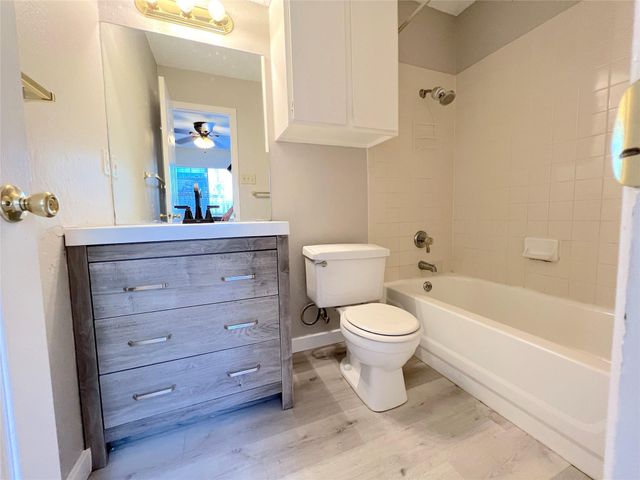 9900 Hundred Oaks CIR B, Austin, TX 78750