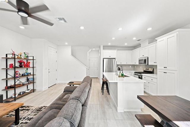 59 Autumn Ln, Pittsburg, CA 94565