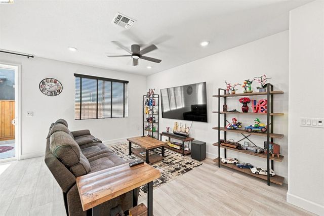 59 Autumn Ln, Pittsburg, CA 94565