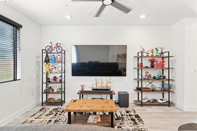59 Autumn Ln, Pittsburg, CA 94565