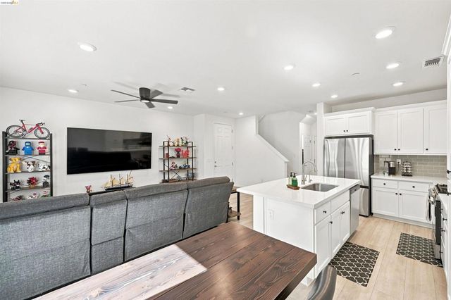 59 Autumn Ln, Pittsburg, CA 94565