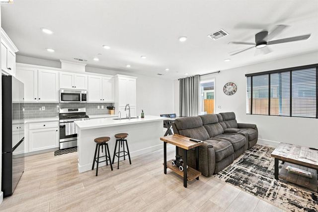 59 Autumn Ln, Pittsburg, CA 94565