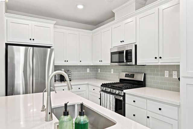 59 Autumn Ln, Pittsburg, CA 94565