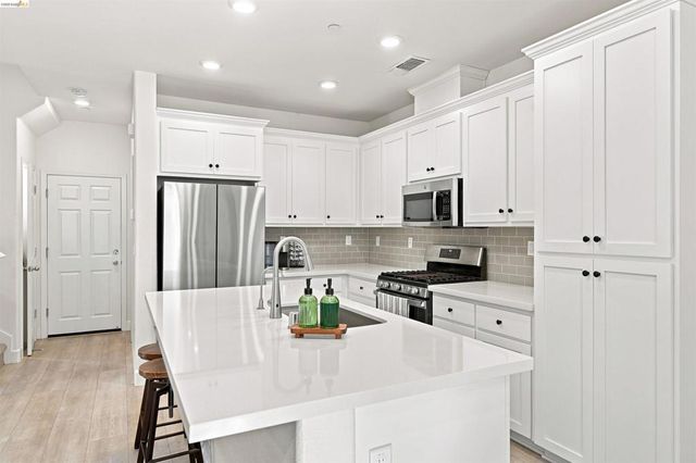 59 Autumn Ln, Pittsburg, CA 94565