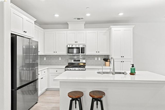 59 Autumn Ln, Pittsburg, CA 94565