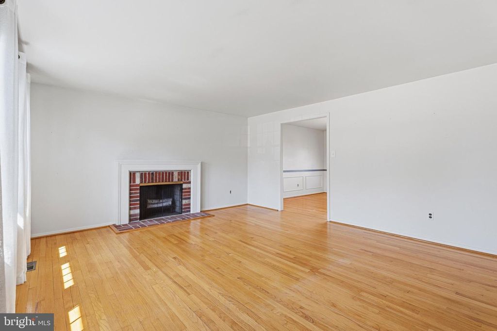 Image 4 of property listing at 2407 EASTRIDGE RD, Lutherville Timonium, MD 21093