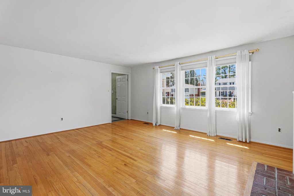 Image 6 of property listing at 2407 EASTRIDGE RD, Lutherville Timonium, MD 21093
