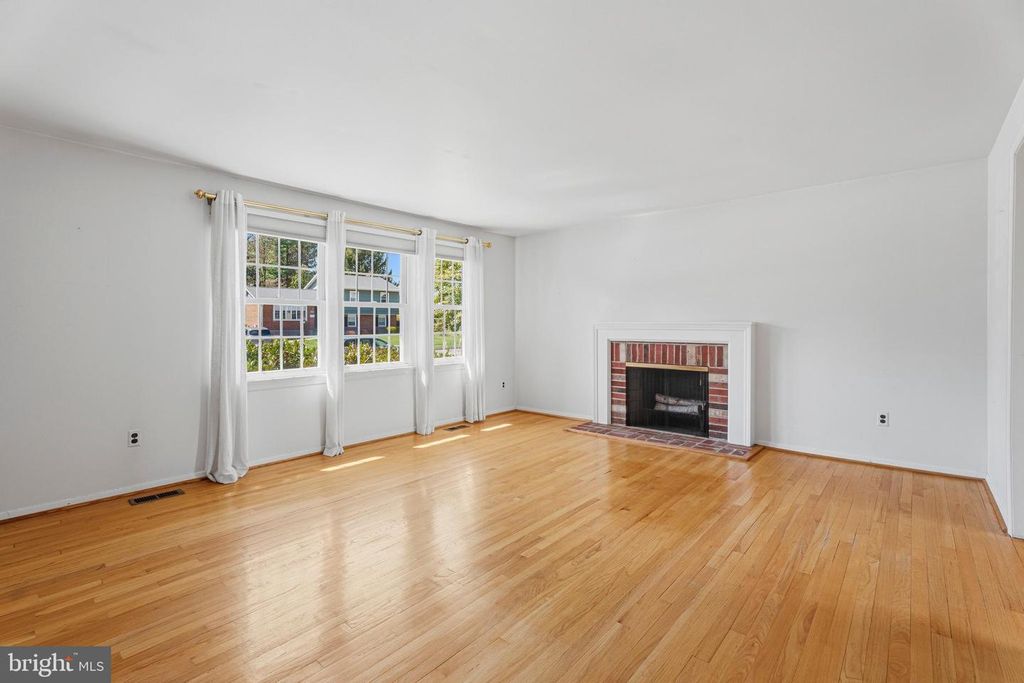 Image 7 of property listing at 2407 EASTRIDGE RD, Lutherville Timonium, MD 21093
