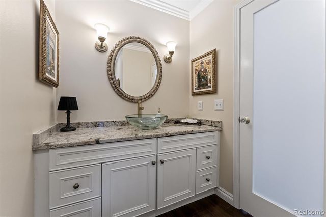 1243 Woodcrest Circle, Bloomfield Hills, MI 48304