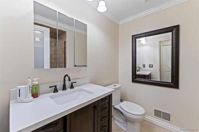 1243 Woodcrest Circle, Bloomfield Hills, MI 48304