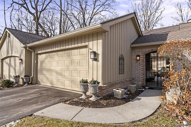 1243 Woodcrest Circle, Bloomfield Hills, MI 48304