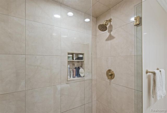 1243 Woodcrest Circle, Bloomfield Hills, MI 48304