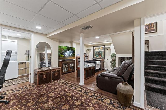 1243 Woodcrest Circle, Bloomfield Hills, MI 48304