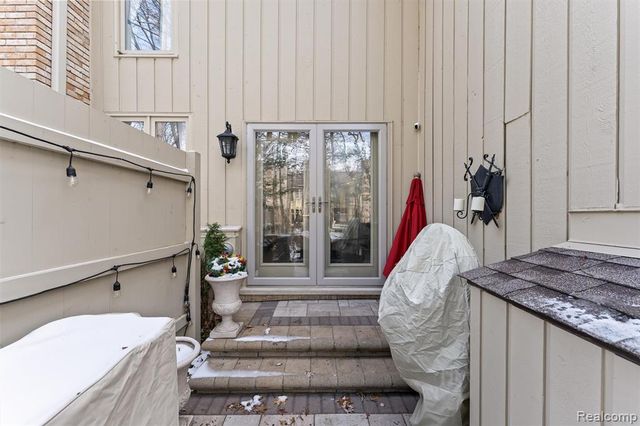 1243 Woodcrest Circle, Bloomfield Hills, MI 48304