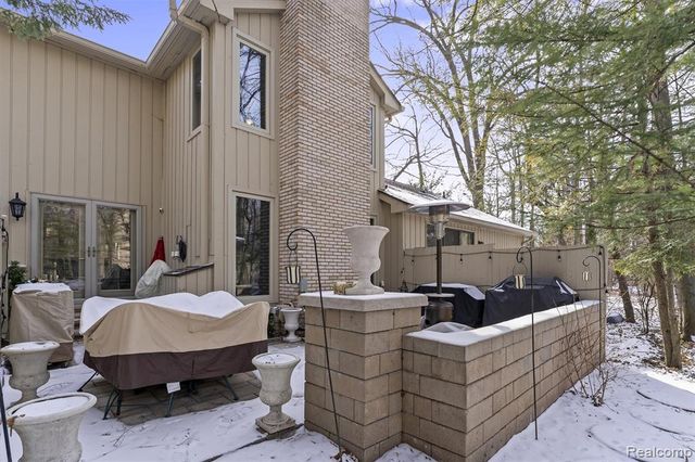 1243 Woodcrest Circle, Bloomfield Hills, MI 48304