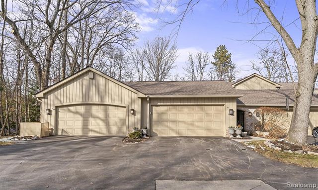 1243 Woodcrest Circle, Bloomfield Hills, MI 48304