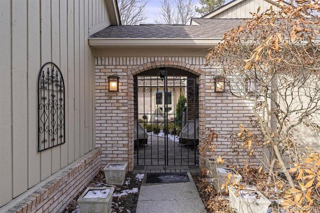 1243 Woodcrest Circle, Bloomfield Hills, MI 48304