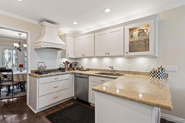 1243 Woodcrest Circle, Bloomfield Hills, MI 48304