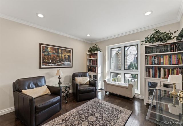 1243 Woodcrest Circle, Bloomfield Hills, MI 48304