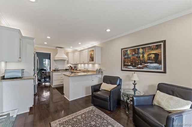 1243 Woodcrest Circle, Bloomfield Hills, MI 48304