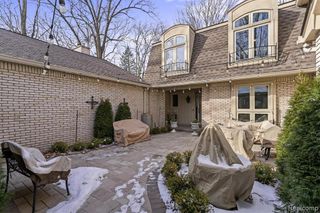 1243 Woodcrest Circle, Bloomfield Hills, MI 48304