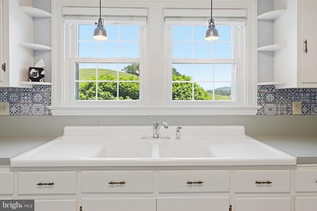 6117 S F T VALLEY RD, Etlan, VA 22719