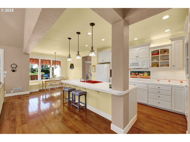 2011 RIVER LOOP 1, Eugene, OR 97404