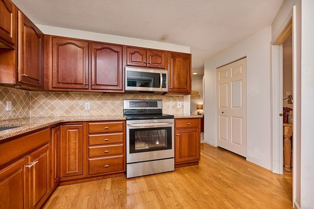 19 Baldwin Ln 19, Amherst, MA 01002