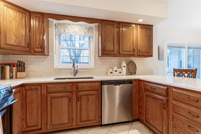 8855 Camelot Drive, Newburgh, IN 47630