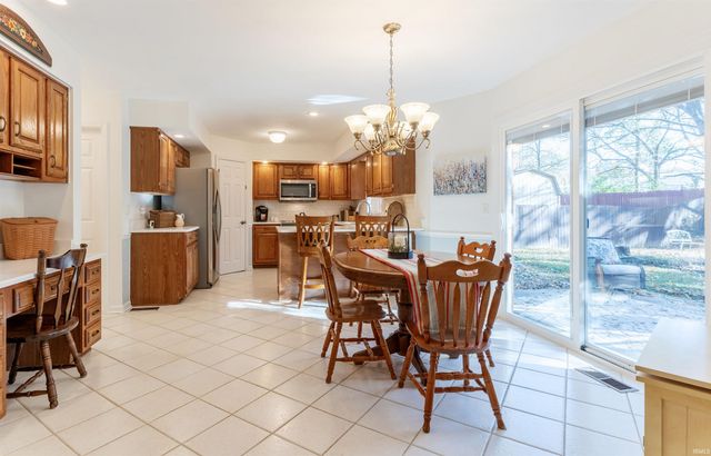 8855 Camelot Drive, Newburgh, IN 47630