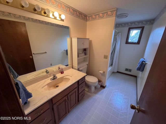 1703 Glenross Boulevard, Oregon, OH 43616