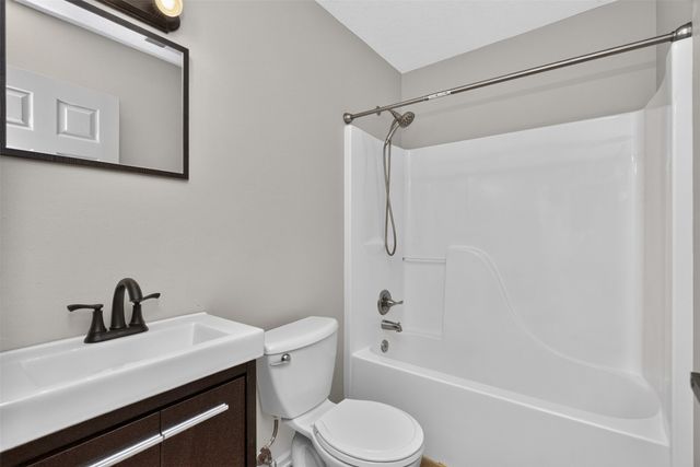 2819 E 37th Street, Des Moines, IA 50317