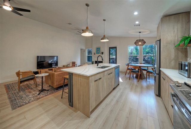 8406 Los Ranchos DR, Austin, TX 78749