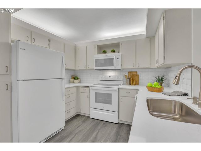 5063 Sw FOOTHILLS Dr F, Lake Oswego, OR 97034