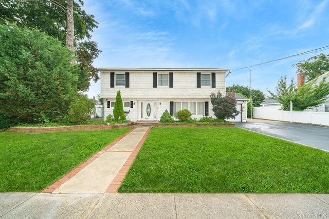 195 N Albany Avenue, Massapequa, NY 11758