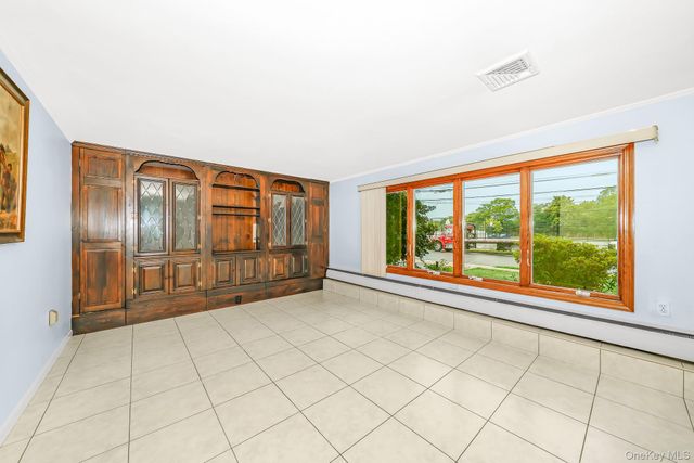 195 N Albany Avenue, Massapequa, NY 11758