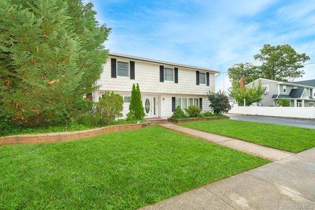 195 N Albany Avenue, Massapequa, NY 11758