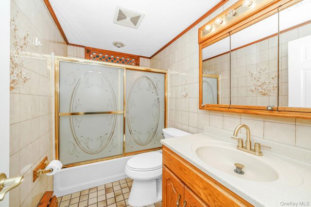 195 N Albany Avenue, Massapequa, NY 11758