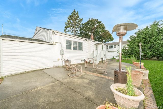195 N Albany Avenue, Massapequa, NY 11758