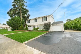 195 N Albany Avenue, Massapequa, NY 11758