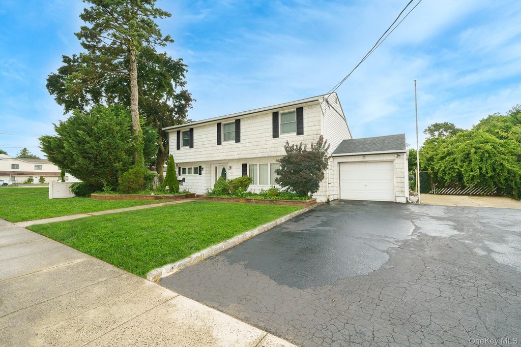 195 N Albany Avenue, Massapequa, NY 11758