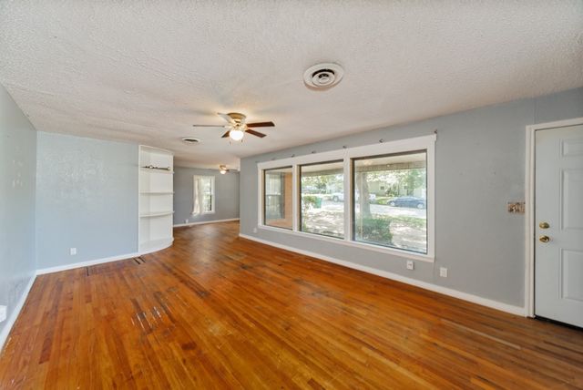 1002 Lowrie Street, Bowie, TX 76230