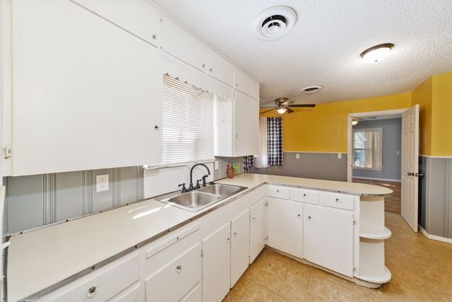 1002 Lowrie Street, Bowie, TX 76230