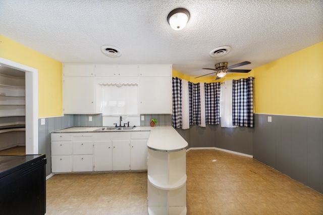 1002 Lowrie Street, Bowie, TX 76230