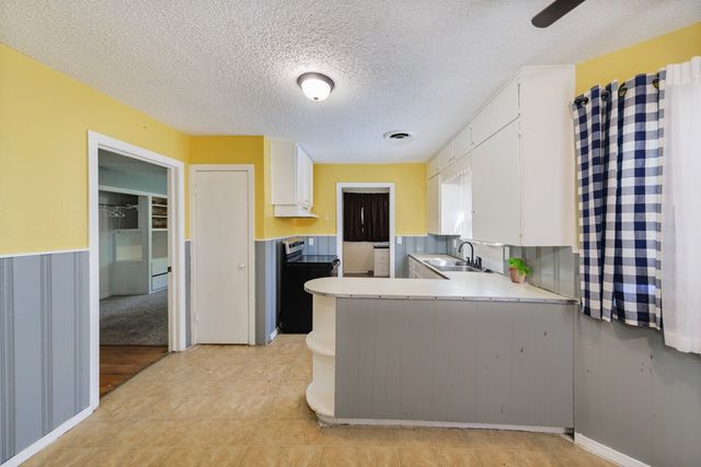 1002 Lowrie Street, Bowie, TX 76230